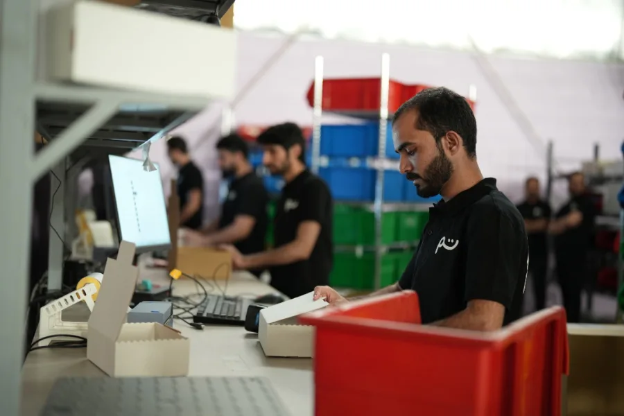 محطة التغليف في مستودع تم